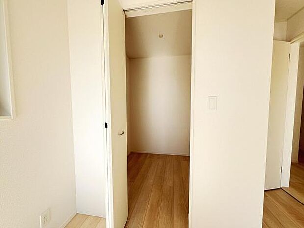 ウォークインクローゼットがあり収納スペースも豊富。季節物もスッキリ片付きそうです。