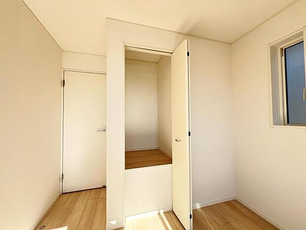 いつでもお部屋をスッキリお使い頂ける収納スペースを設置。