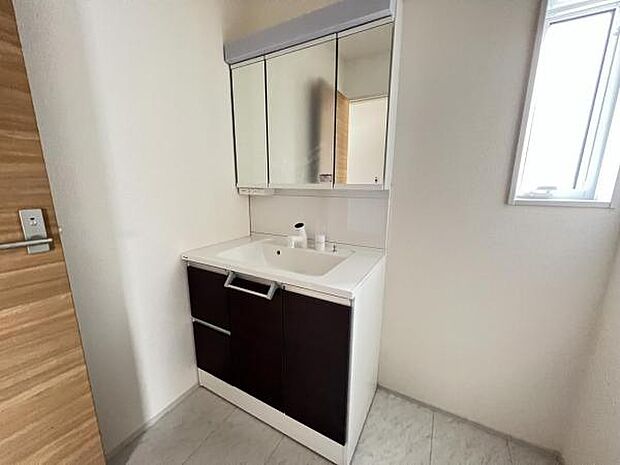 洗面化粧台です。朝の身支度から1日が始まります。