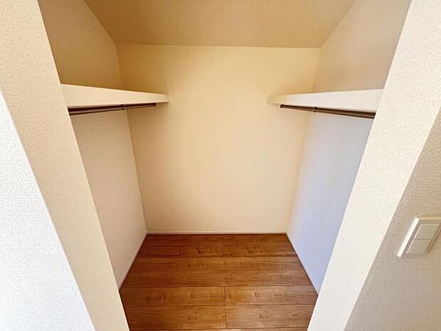 ウォークインクローゼットがあり収納スペースも豊富。季節物もスッキリ片付きそうです。