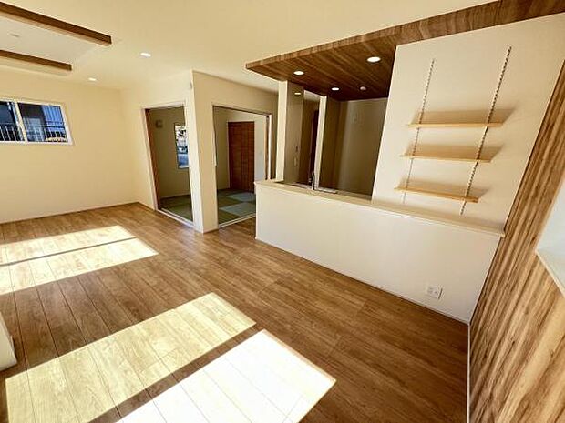 お食事中もキッチンと会話が楽しめるダイニングスペース。