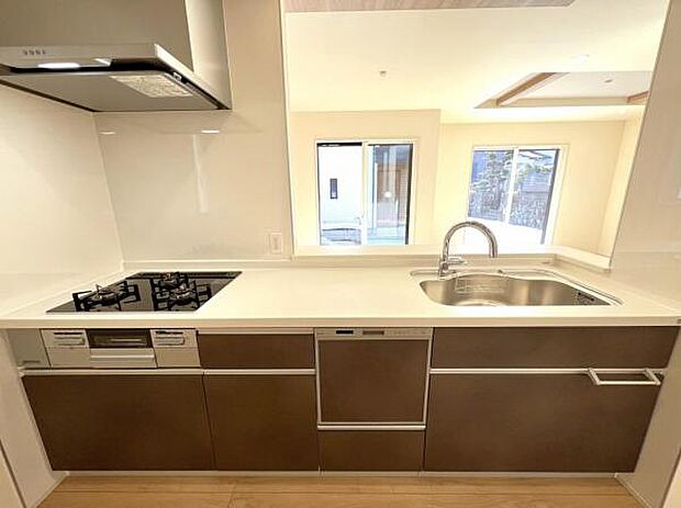 ご家族を見守りながら家事が捗る対面式キッチン。お料理をしながらご家族のサポートも可能です。