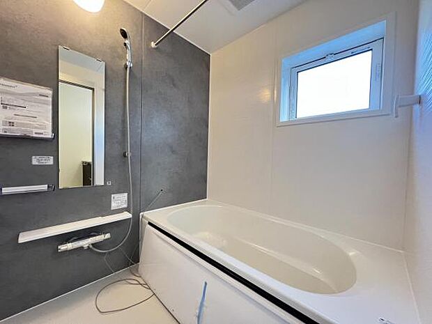 水はけがよくお手入れしやすいシステムバス、シャンプー類をしまえる便利な棚付きです。