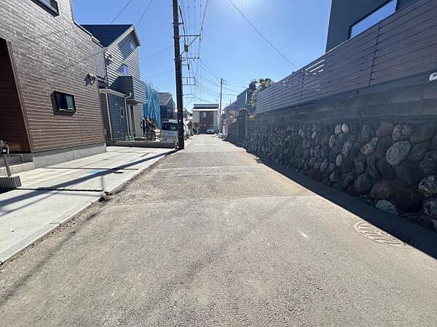 前面道路です。住宅地につき落ち着いた新生活を始められそうです。