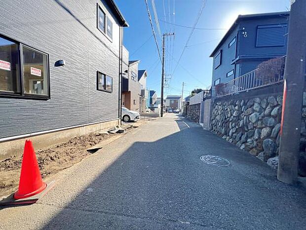 前面道路を含めた現地写真です。