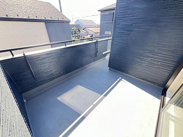 広々バルコニーで布団やレジャーシートなど大きな物も簡単に干すことができお洗濯も楽しくなりそうですね。