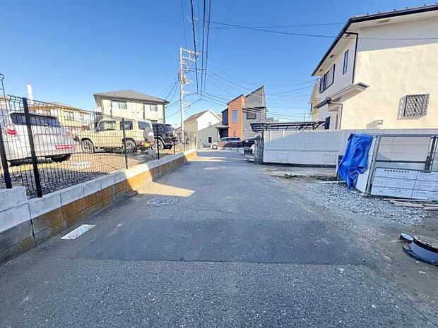 前面道路を含めた現地写真です。