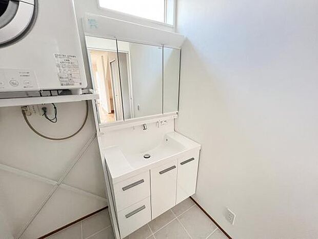 洗面化粧台です。朝の身支度から1日が始まります。