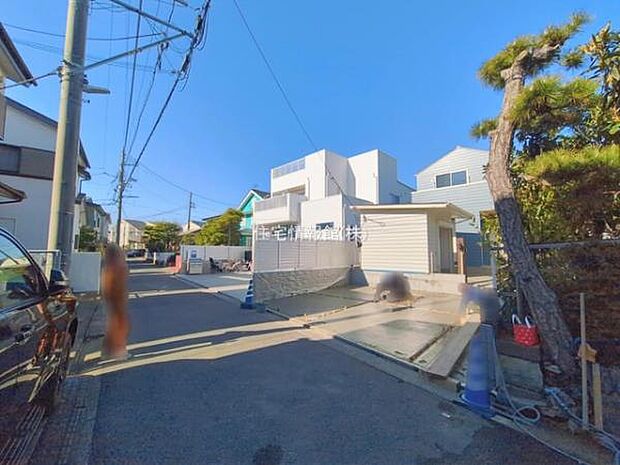 前面道路を含めた現地写真です。