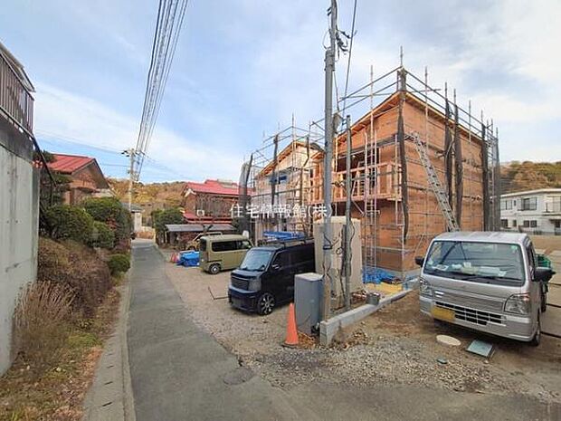 前面道路を含めた現地写真です。