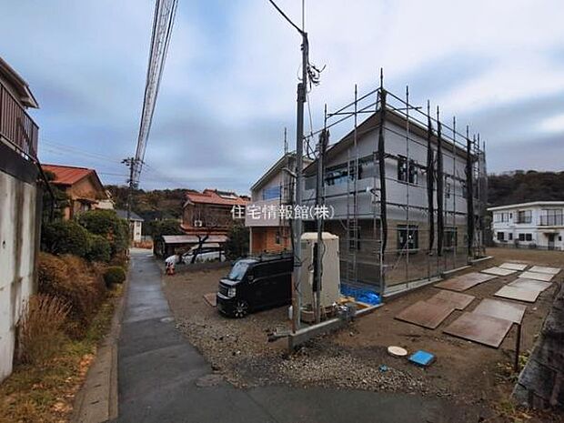 前面道路を含めた現地写真です。