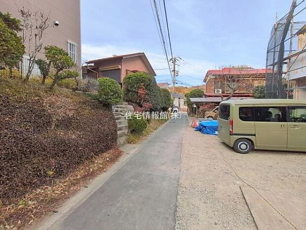 前面道路を含めた現地写真です。