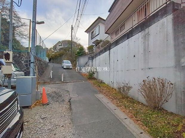前面道路を含めた現地写真です。