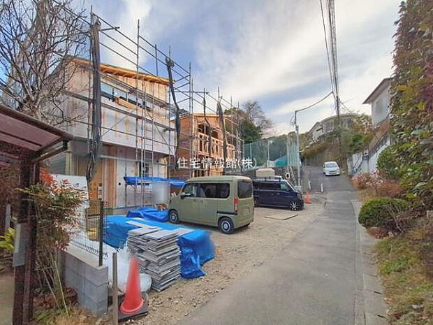 前面道路を含めた現地写真です。