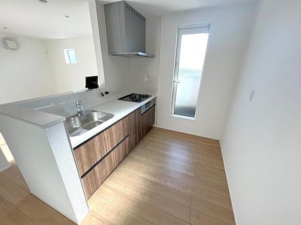 作業スペースが広く家事動線をゆったりと確保できるキッチンです。