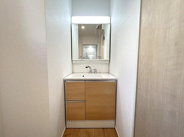 シャワー付き洗面化粧台です。手軽にシャンプーができ、お掃除もしやすいですね。