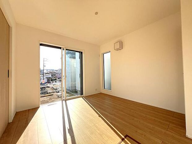 洋室は、風通しが良く明るく快適な空間です。ゆったりと読書など、趣味にも没頭できプライベート時間もお寛ぎ頂けそうです。