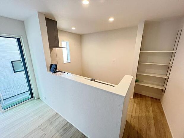 お食事中もキッチンと会話が楽しめるダイニングスペース。