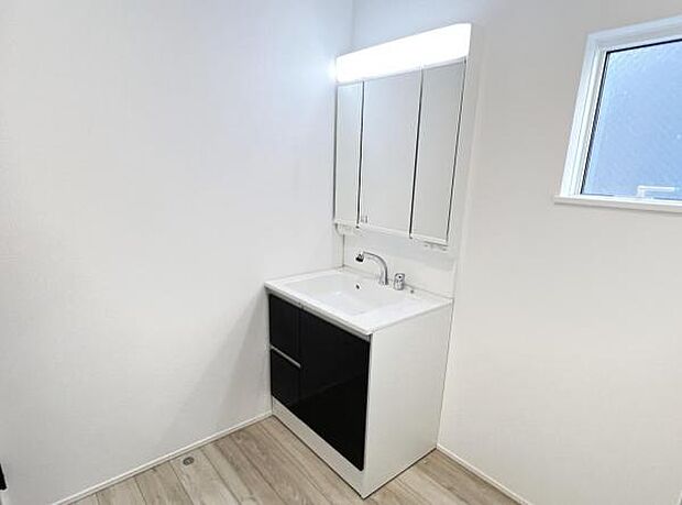 洗面化粧台です。朝の身支度から1日が始まります。