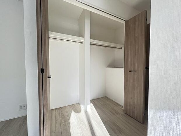 いつでもお部屋をスッキリお使い頂ける収納スペースを設置。