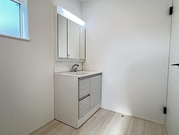 洗面化粧台です。朝の身支度から1日が始まります。