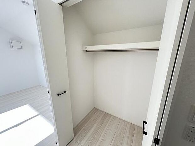 いつでもお部屋をスッキリお使い頂ける収納スペースを設置。