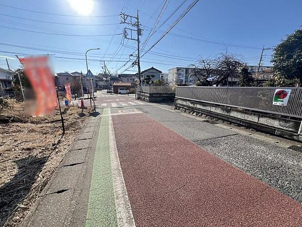 前面道路を含めた現地写真です。