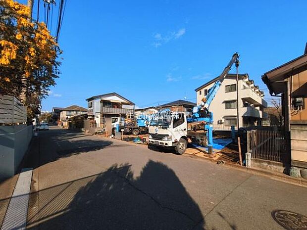 前面道路を含めた現地写真です。