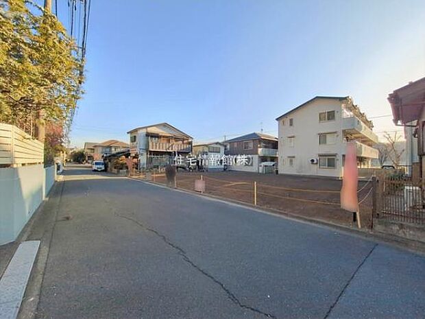 前面道路を含めた現地写真です。