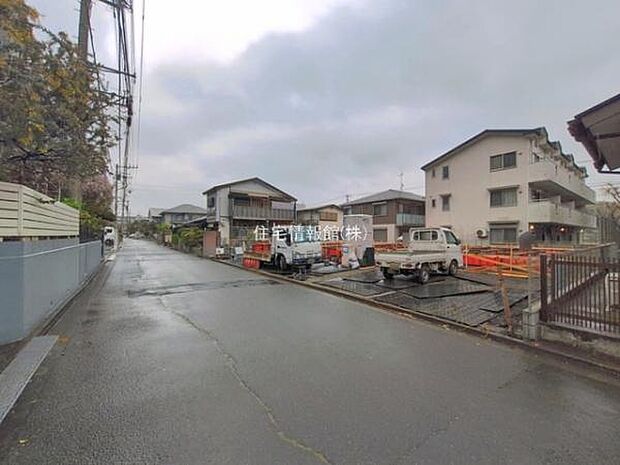 前面道路を含めた現地写真です。