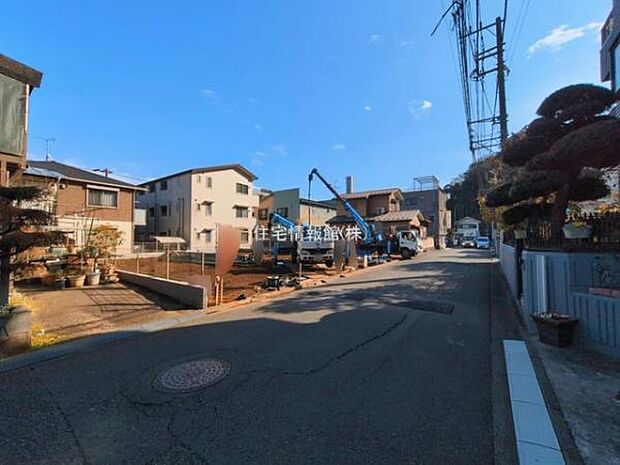 前面道路を含めた現地写真です。