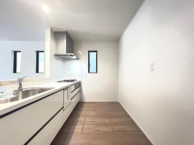 お食事中もキッチンと会話が楽しめるダイニングスペース。