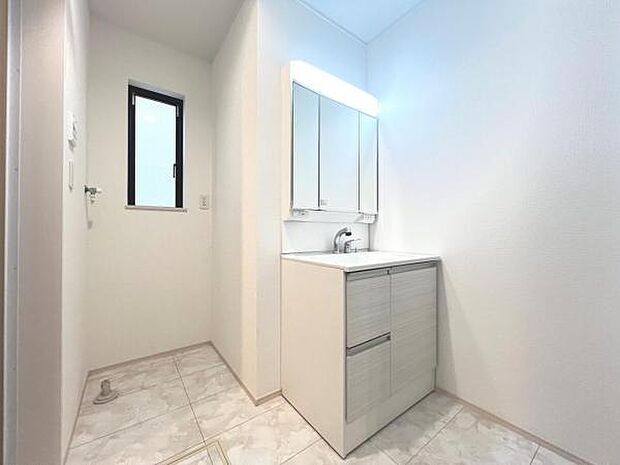 洗面化粧台です。朝の身支度から1日が始まります。