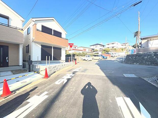 前面道路を含めた現地写真です。