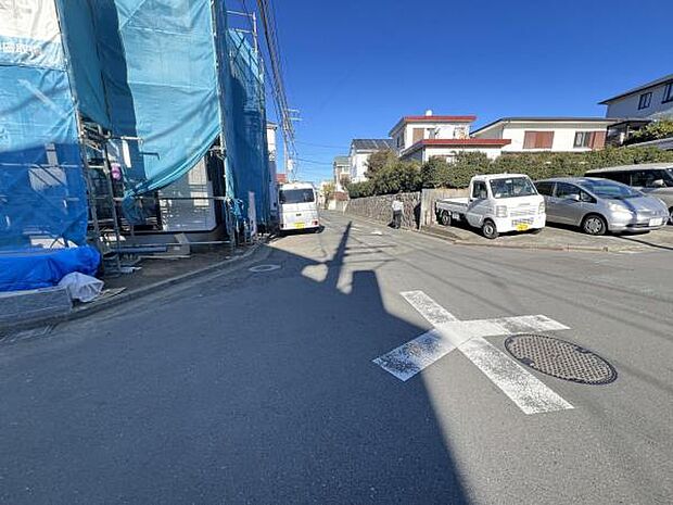 前面道路です。住宅地につき落ち着いた新生活を始められそうです。