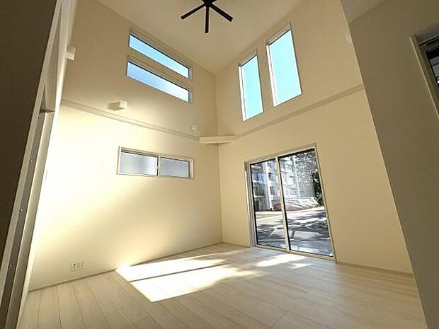 家族団らんの場所としてゆったりと居心地の良いリビングです。