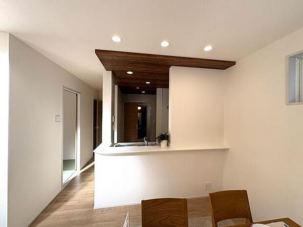 お食事中もキッチンと会話が楽しめるダイニングスペース。