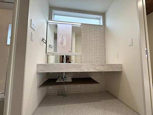 洗面化粧台です。朝の身支度から1日が始まります。