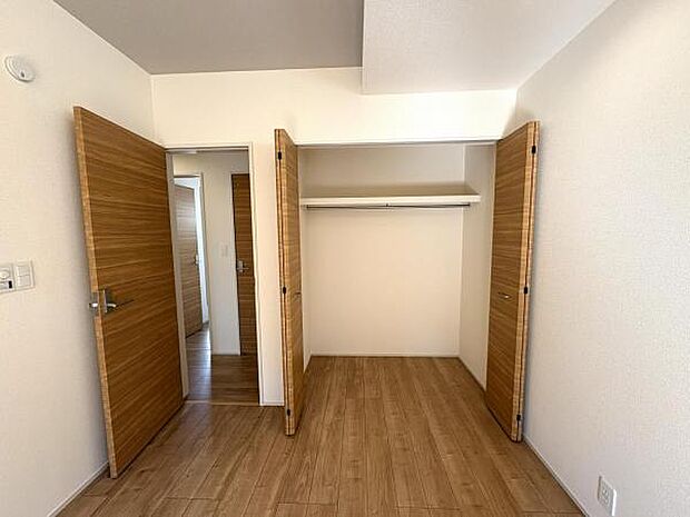 いつでもお部屋をスッキリお使い頂ける収納スペースを設置。