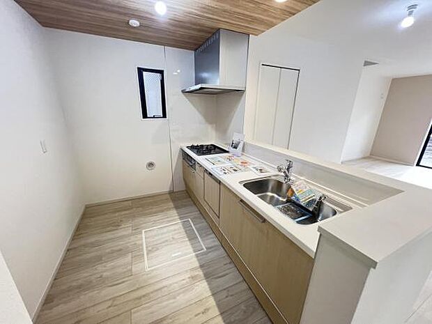 お食事中もキッチンと会話が楽しめるダイニングスペース。