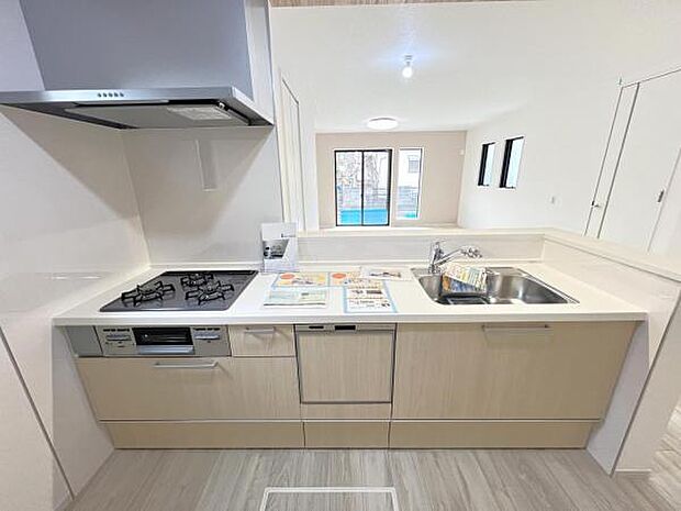 リビングが見渡せ、料理中も会話が弾む対面式キッチンです。