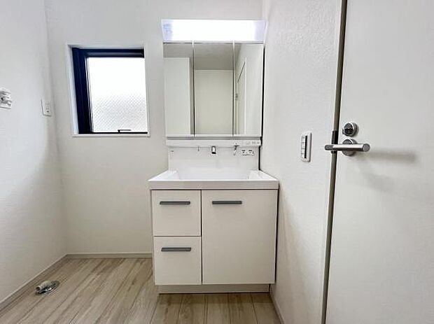 洗面化粧台です。朝の身支度から1日が始まります。