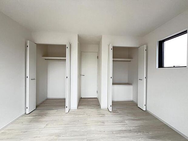 いつでもお部屋をスッキリお使い頂ける収納スペースを設置。