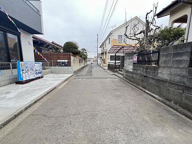 前面道路を含めた現地写真です。ぜひ周辺環境も併せてご覧ください。