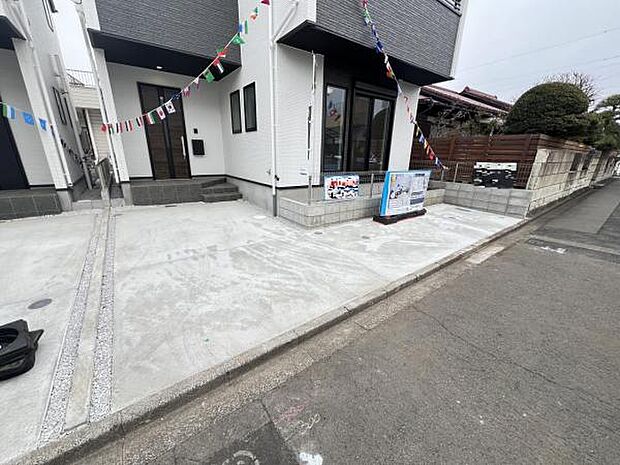 駐車場です。前面道路との高低差も少なく、スムーズに出入りできます。