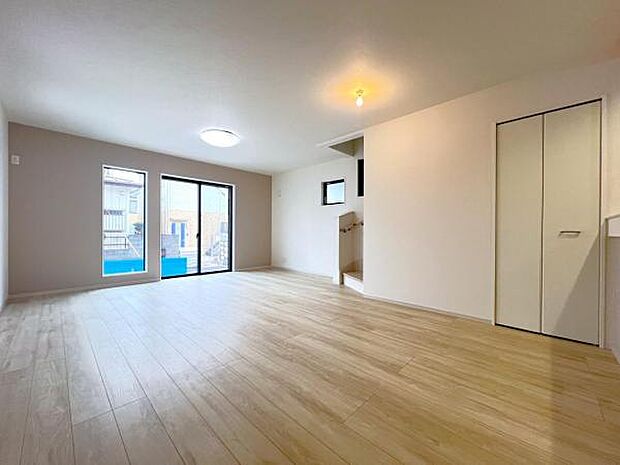 ご家族でゆったり食事が楽しめるダイニングスペースです。