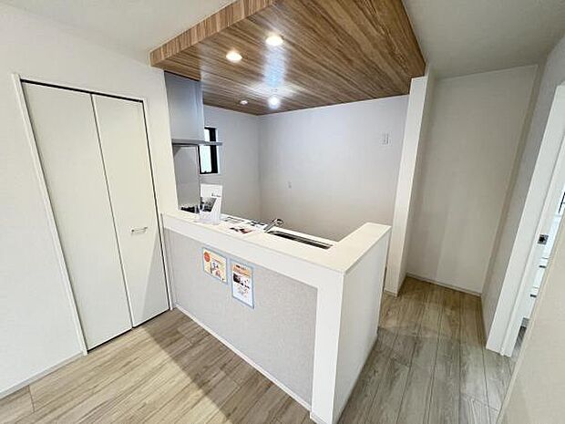 キッチンからリビングが見渡せ、お料理中もご家族の様子を見守れます