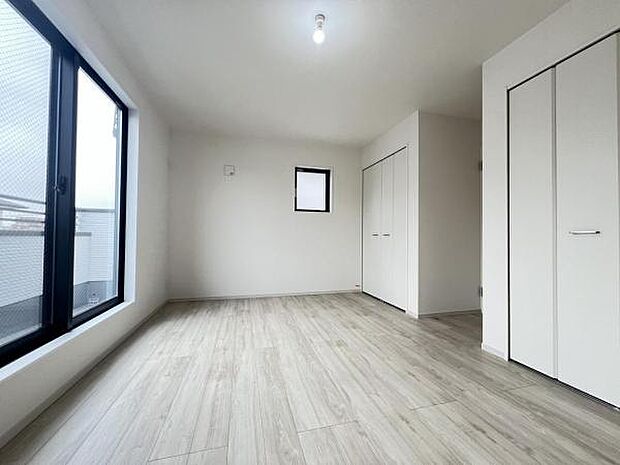 明るい広々とした主寝室でご家族ゆっくりお休みになれますね。