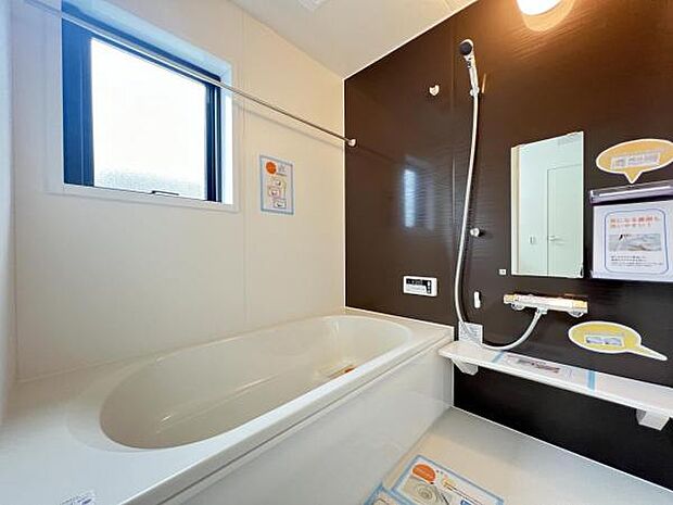 浴室に窓があり、風通しもバッチリ。カビも防げますね。