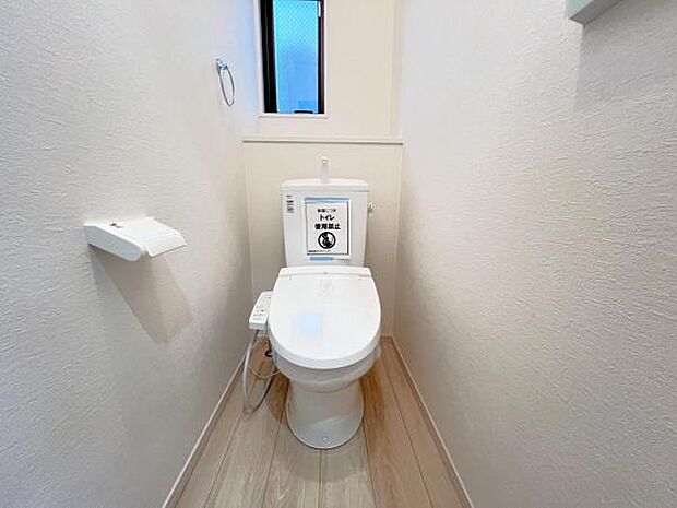 シャワー洗浄機能付のトイレは、清潔感が印象的な空間ですね。